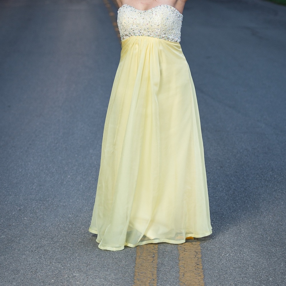 La femme yellow strapless gown size 10